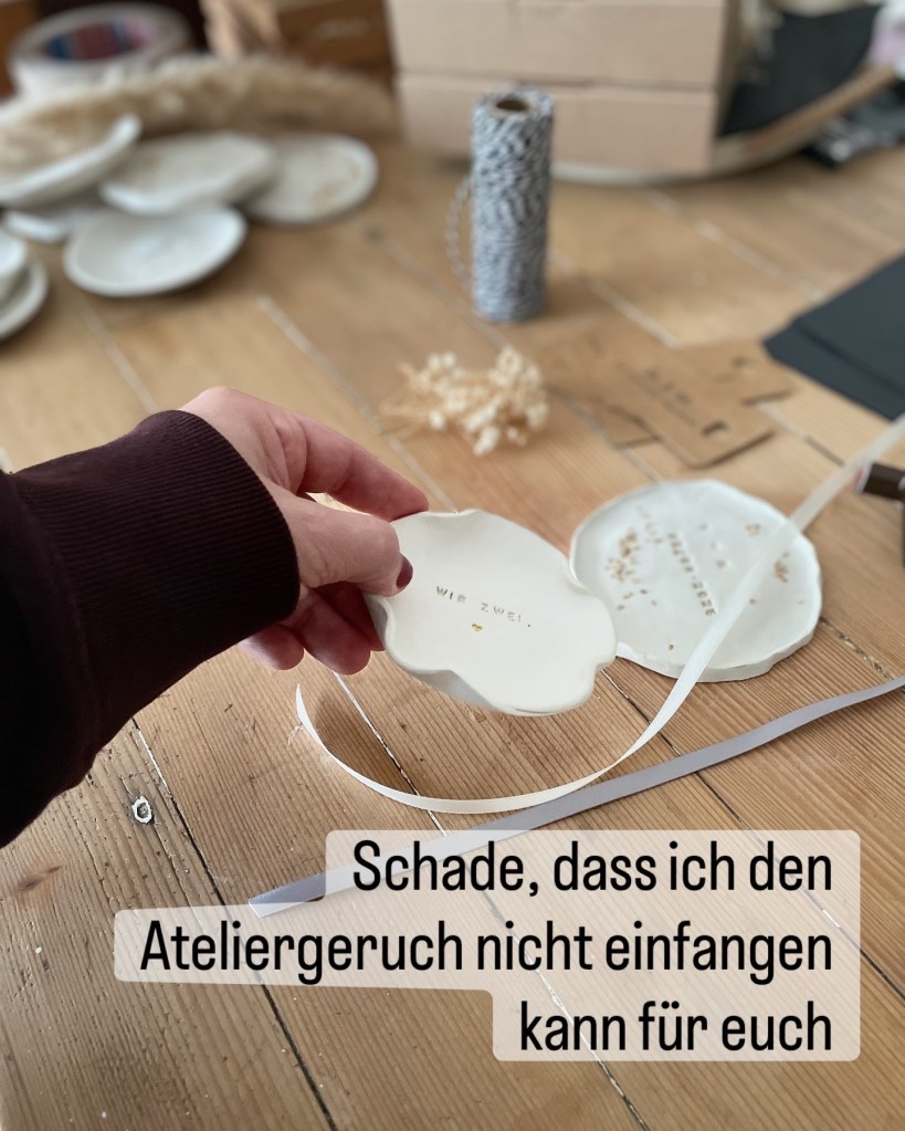 Stillleben im Keramikatelier, das den typischen Ateliergeruch widerspiegelt – feuchter Ton, Holz, Papier und Glasuren. Atmosphäre eines Arbeitsraums, in dem handgemachte Keramik entsteht. Ruhiger Moment zwischen Werkzeugen, Materialien und Alltag, geprägt vom Geruch echten Handwerks und konzentrierter Arbeit.