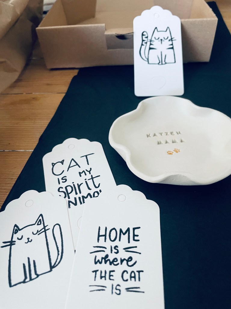 Handgemachte Keramikschale mit Prägung „Katzenmama“ aus echtem Ton. Kleine Schale als Geschenk für Katzenliebhaberinnen, Cat Moms und Tierfreunde. Natürliches, schlichtes Design, ideal als Schmuckschale, Ringschale oder Ablage für kleine Lieblingsdinge. Liebevolles Handmade-Geschenk für Katzenbesitzerinnen, Muttertag, Weihnachten oder einfach zwischendurch.