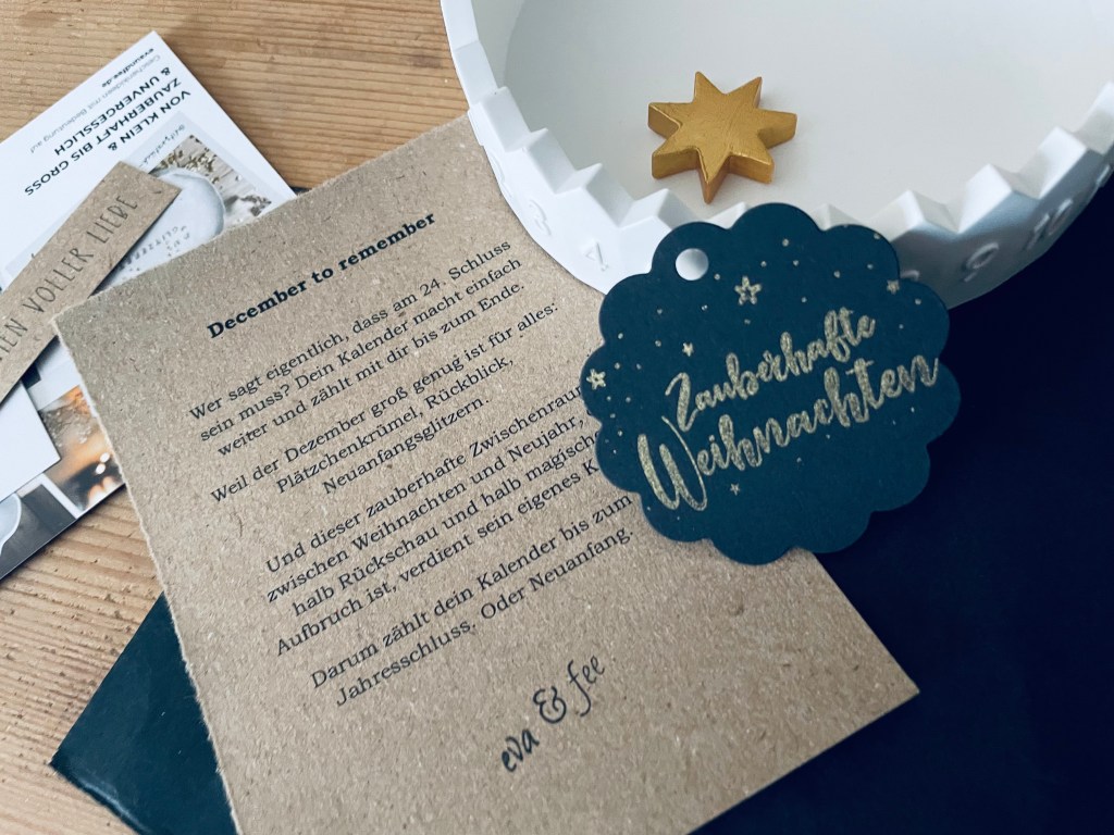 Fertige handgemachte Keramikstücke liegen verpackt bereit, ergänzt durch einen liebevoll gestalteten Paketeinleger. Ruhiger Moment im Atelier kurz vor dem Versand, handgefertigte Keramik aus echtem Ton mit persönlicher Note und sorgfältiger Verpackung für den Versand an Kundinnen und Kunden.